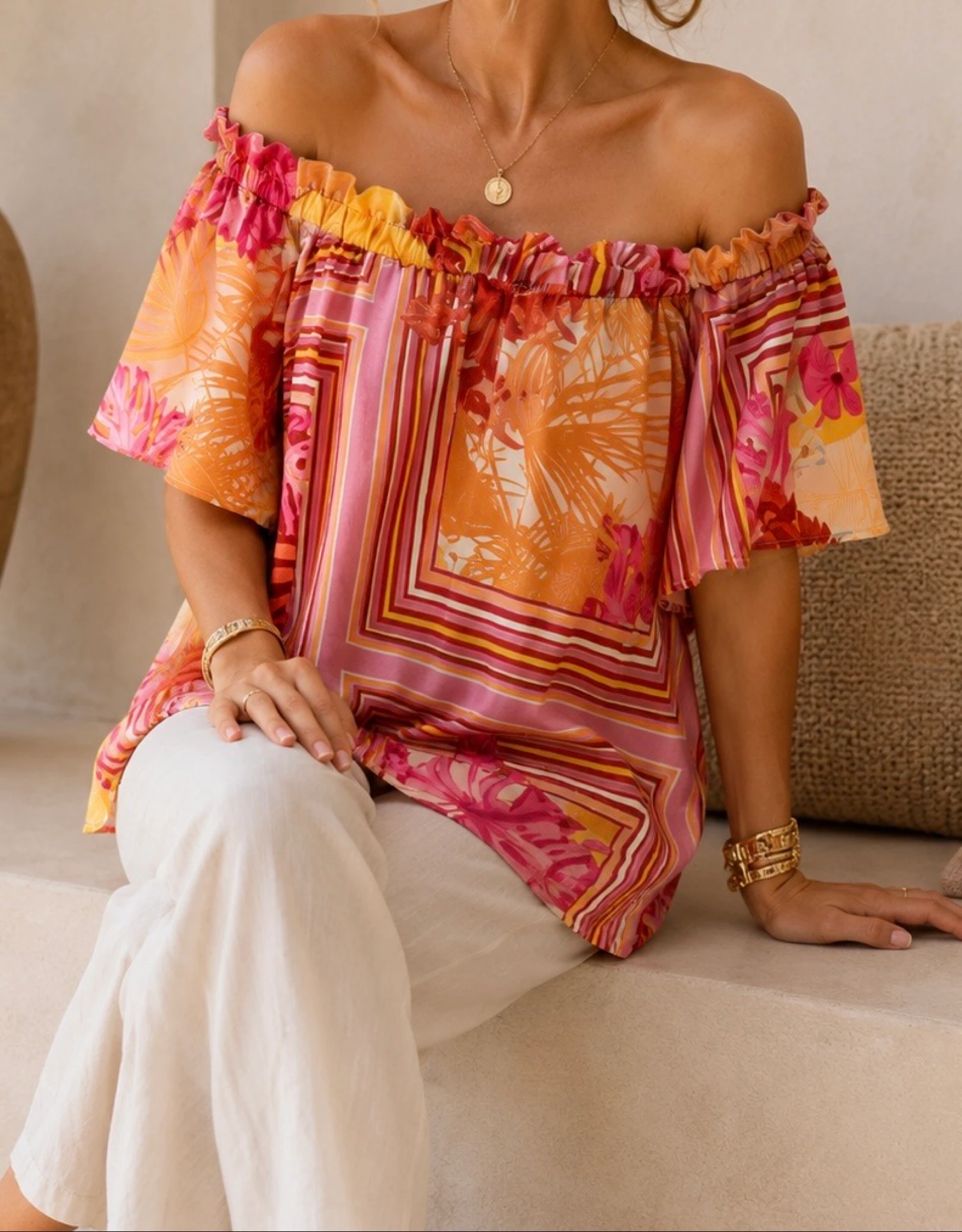 Top off-shoulder Rinascimento tamanho PP com estampa rosa e laranja Made in Italy – photo 2